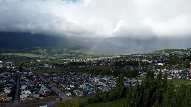 toma aerea de la ciudad de Coyhaique Patagonia Chile, de fondo se ve un arcoiris. 