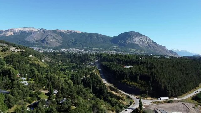 Toma a&eacute;rea del r&iacute;o Simpson junto a la Carretera Austral, entrada norte a la ciudad de Coyhaique de fondo el cerro Mackay.