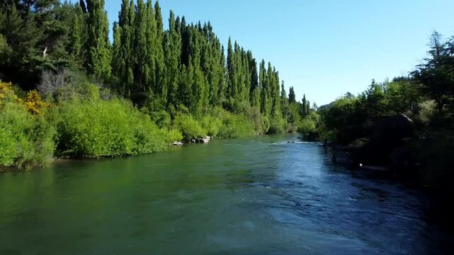 Toma a&eacute;rea del r&iacute;o Simpson junto a la Carretera Austral, rodeado de frondosos &aacute;rboles.