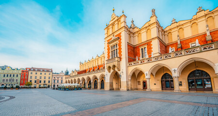 Obraz premium Main market Square with St. Mary's Basilica, city view in Krakow Poland. Autumn landscape.