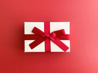 赤い背景に置いたプレゼントボックス