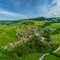 Fototapeta premium Die Ortschaft Petersthal im Oberallgäu aus der Vogelperspektive