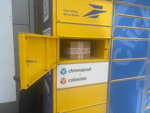 point de livraison libre service de la poste, colissimo et chronopost avec case ouverte et carton