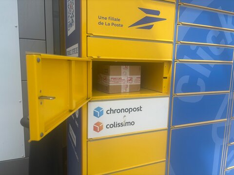 boite de r&eacute;cup&eacute;ration de colis Chronopost et Colissimo la poste, libre service bleu et jaune