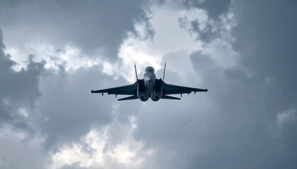 Obraz premium fighter jet soars majestically through cloudy sky, showcasing its powerful design and agility. dramatic backdrop of dark clouds enhances sense of speed and freedom