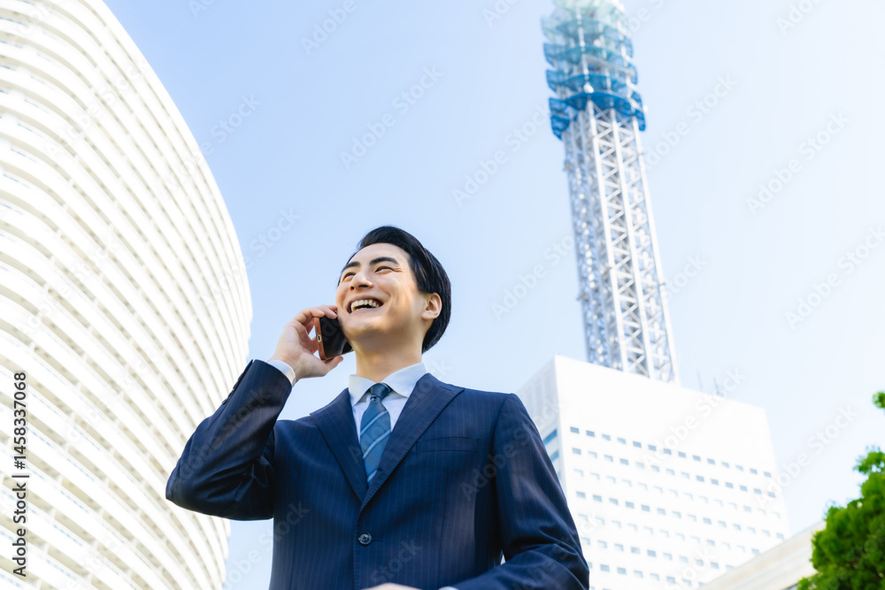 Poster スマホ、通話、笑顔、電波、回線、アンテナ、スマートフォン、ビジネス、都市、青空、あおり構図、男性、日本人、ビジネスパーソン、ビジネスマン、会話、電波塔、ビル、社会、コピースペース、屋外、仕事、営業、爽やか、人材、あおり視点、モバイル、アプリ、転職、連絡、企業、通信、着信、受信、携帯電話、DX、IT、スーツ、訪問、通勤、ゼネコン、建設、デベロッパー、開発、基地局、都会、会社員、晴れ、働く、人物
