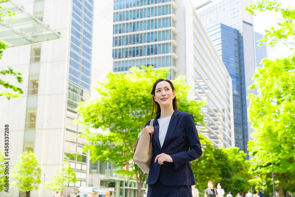 Poster 女性、ビジネスパーソン、歩く、新緑、都市、爽やか、屋外、営業、ビジネスウーマン、スーツ、笑顔、ポジティブ、目標、転職、就職、街、見上げる、チャレンジ、挑戦、ビル、通勤、ミドルエイジ、30代、仕事、キャリアウーマン、キャリア、サクセス、希望、フレッシュ、リラックス、オフィス街、日本、日本人、外回り、出張、歩道、歩行者、自立、街路樹、環境、春、企業、人材、採用、会社員、心機一転、転機、新生活、人物