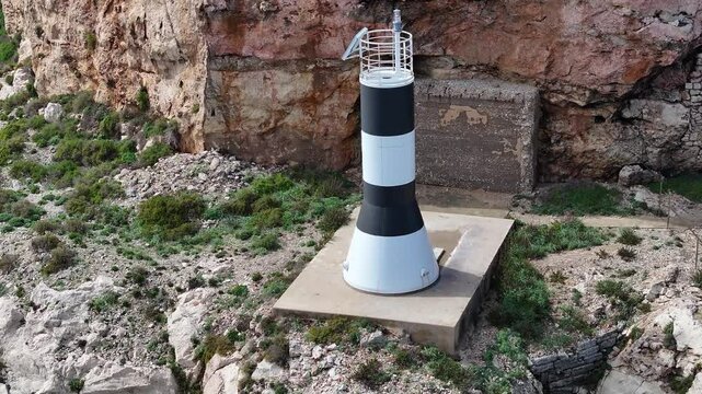 Baliza en la Punta de s&rsquo;Esper&oacute; dentro de la Fortaleza de la Mola en el puerto de Mah&oacute;n, Menorca