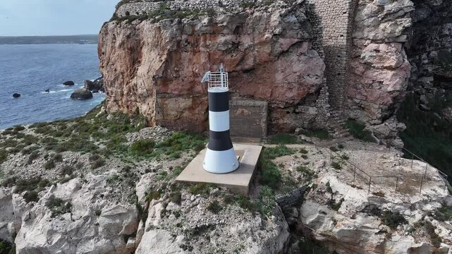 Baliza en la Punta de s&rsquo;Esper&oacute; dentro de la Fortaleza de la Mola en el puerto de Mah&oacute;n, Menorca
