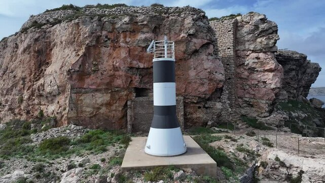 Baliza en la Punta de s&rsquo;Esper&oacute; dentro de la Fortaleza de la Mola en el puerto de Mah&oacute;n, Menorca