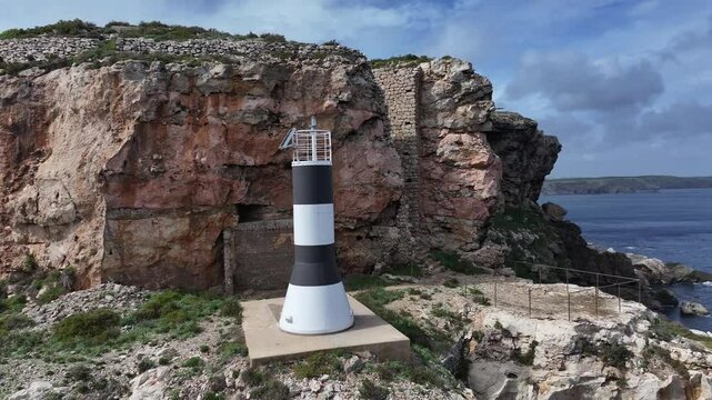 Baliza en la Punta de s&rsquo;Esper&oacute; dentro de la Fortaleza de la Mola en el puerto de Mah&oacute;n, Menorca
