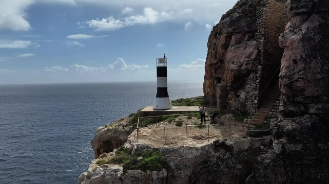 Baliza en la Punta de s&rsquo;Esper&oacute; dentro de la Fortaleza de la Mola en el puerto de Mah&oacute;n, Menorca