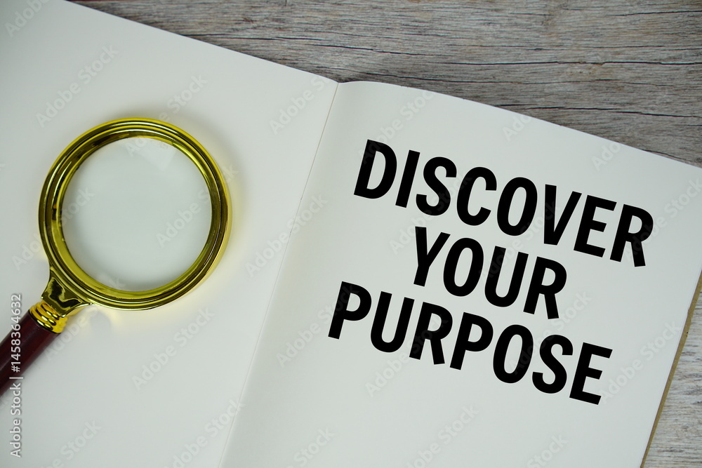 Poster discover your purpose text message written on paper note with magnifying glass top view on wooden ba