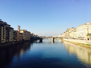 Obraz premium Arno River and Bridge View in Morning Light – Florence, Italy