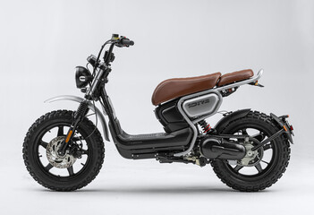 Obraz premium Elevating Urban Mobility: A Detailed Look at a Modern Electric Scooter Design with a Rugged Aesthetic, Perfect for Navigating City Streets with Style and Eco-Conscious Travel