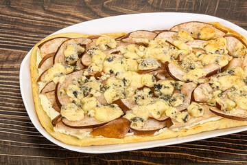 Roman pizza with pear and gorgonzola