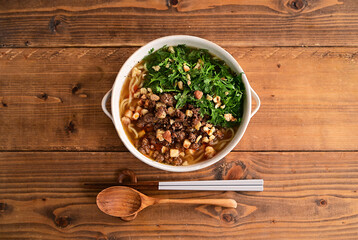 坦々そぼろとパクチーのラーメン