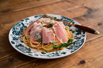 ルッコラとトマトの生ハムパスタ