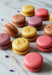 Obraz premium A vibrant display of assorted macarons, showcasing a variety of colors and fillings.