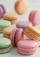 Obraz premium Vibrant assortment of delicious macarons, showcasing various colors and flavors beautifully.