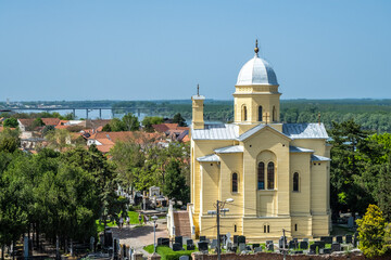 Fototapeta premium Orthodoxe Kirche in Zemun mit Blick auf die Donau