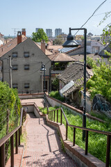 Treppenweg durch Altstadt von Zemun mit Blick auf Dächer und Hochhäuser