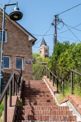 Treppenaufgang in Zemun mit Blick auf den Gardoš-Turm