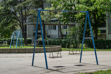 Verlassene Schaukel auf urbanem Spielplatz
