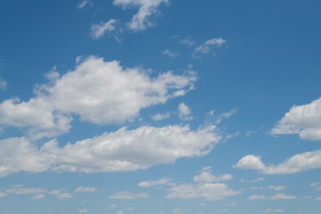 見上げると綺麗な青い空	