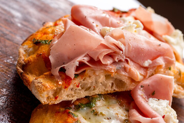 Pinsa romana con mortadella, cibo italiano 