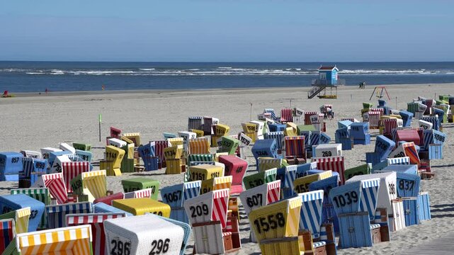Bunte Strandk&ouml;rbe stehen am Strand der Nordsee