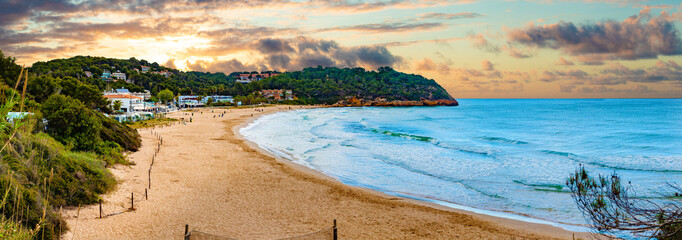 Un paraíso costero en Altafulla, España, con casas tradicionales, aguas cristalinas y playas de arena.