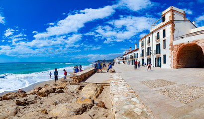 Un paraíso costero en Altafulla, España, con casas tradicionales, aguas cristalinas y playas de arena.