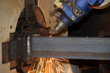 Automatic laser cutting of metal profile