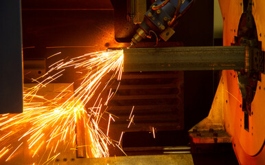 Automatic laser cutting of metal profile