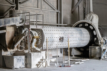 Industrial production of aerated concrete blocks, AAC blocks (Autoclaved aerated concrete), Fly ash or Grey Cement Fly Ash Bricks. An aggregate mixture is prepared in a cylindrical ball mill. © Sodel Vladyslav