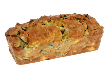 Cake salé fait maison en gros plan sur fond blanc