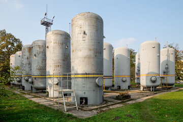 Large industrial tanks used for storing carbon dioxide at a facility. Connected pipes and valves ensure controlled gas distribution and safe storage in an industrial setting.