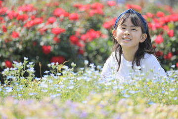 花畑の中の女子小学生 (10歳)