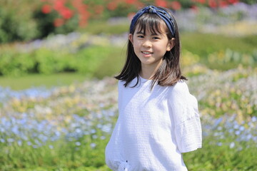 花畑の中の女子小学生 (10歳)