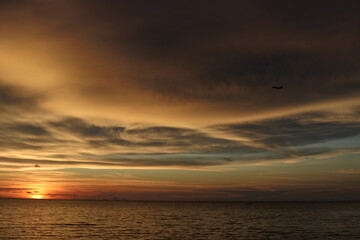 Breathtaking Sunset Over the Ocean Horizon — Vibrant Golden Hues and Serene Waters