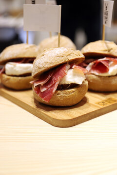 pulga bocadillo de jam&oacute;n ib&eacute;rico con queso fresco en pan rustico
