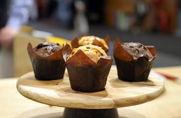 muffins artesanales de bizcocho y chocolate recién horneadas
