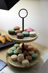 macarons dulces crujientes de sabores en una fuente de repostería