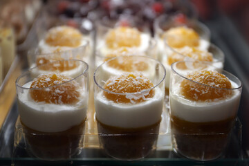 postres delicatessen de crema y coco con mermelada confitada