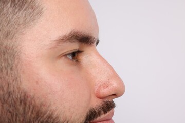 Obraz premium Man on light background, closeup. Space for text