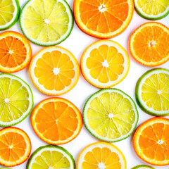 Obraz premium Bright background with sliced orange lemon lime. Citrus fruits in vibrant colors for summer. Juicy ripe fruit slices. Healthy eating concept. Tropical food background