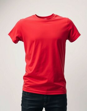 Modernes rotes T-Shirt auf schlichtem, hellem Hintergrund &ndash; ideal f&uuml;r Produktpr&auml;sentationen oder Mode-Designs.