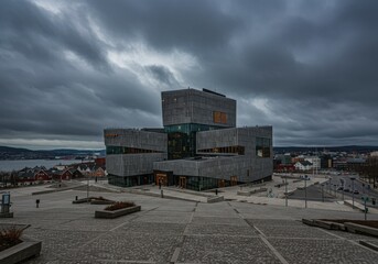 Obraz premium Exterior view of rockheim museum under a cloudy sky in trondheim norway