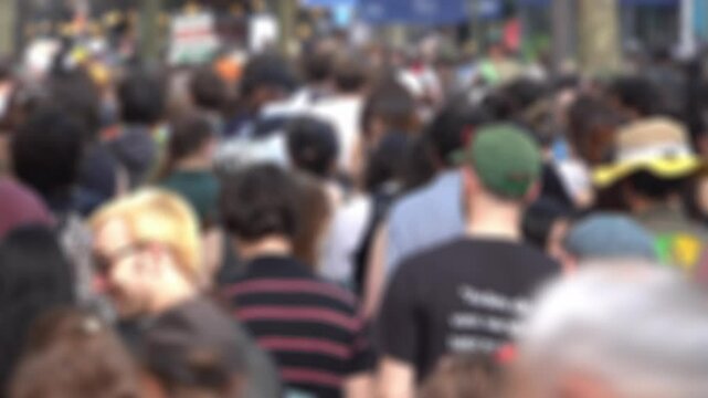 Vue floue sur des manifestants lors d'une manifestation du 1er mai &agrave; Paris